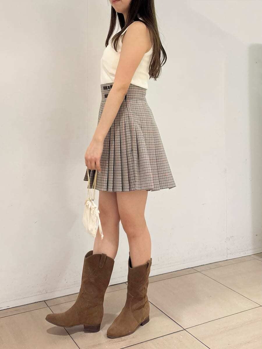 ホワイト系のニット/セーター、ベージュ系のスカート、ホワイト系のチャームを着用したレディースの夏コーディネートの3枚目の写真