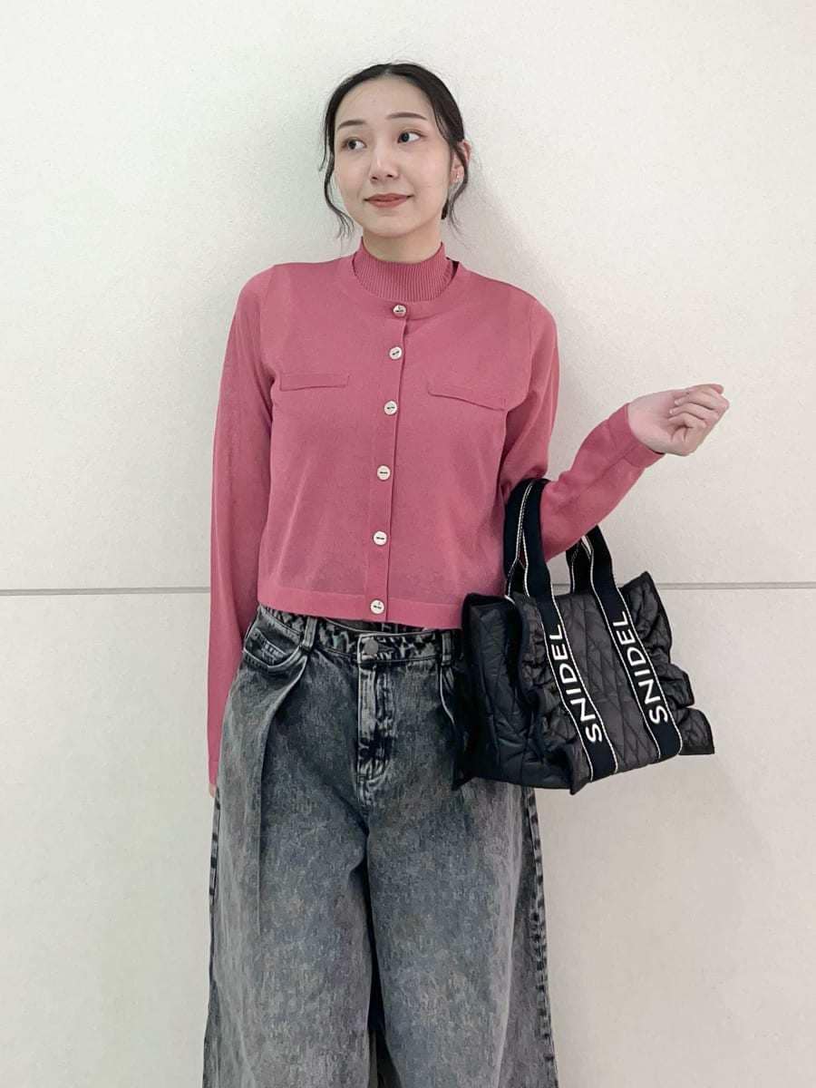 ピンク系のカーディガン/ボレロ、ピンク系のニット/セーター、グレー系のデニムパンツを着用したレディースの夏コーディネートの5枚目の写真