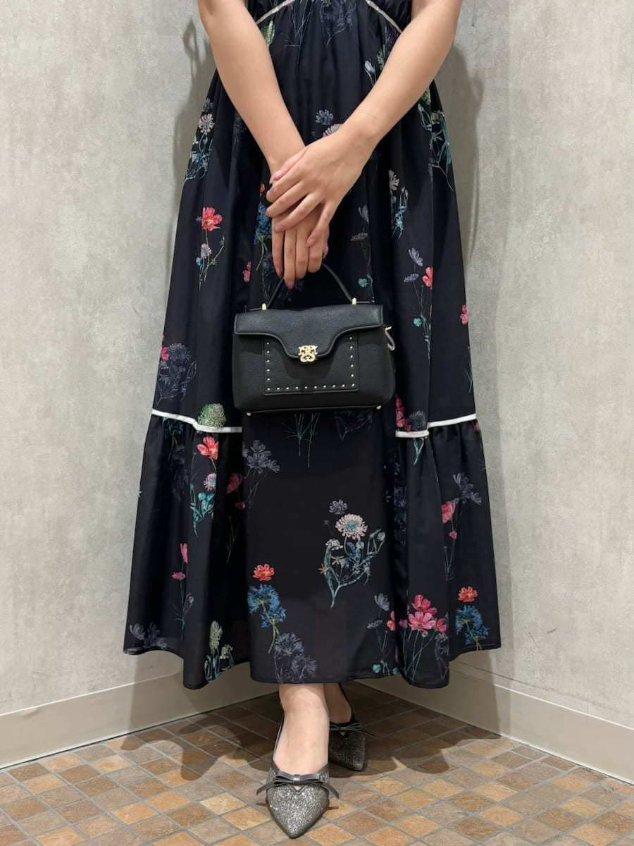 ブルー系のワンピース、ブラック系のショルダーバッグを着用したレディースの夏コーディネートの9枚目の写真