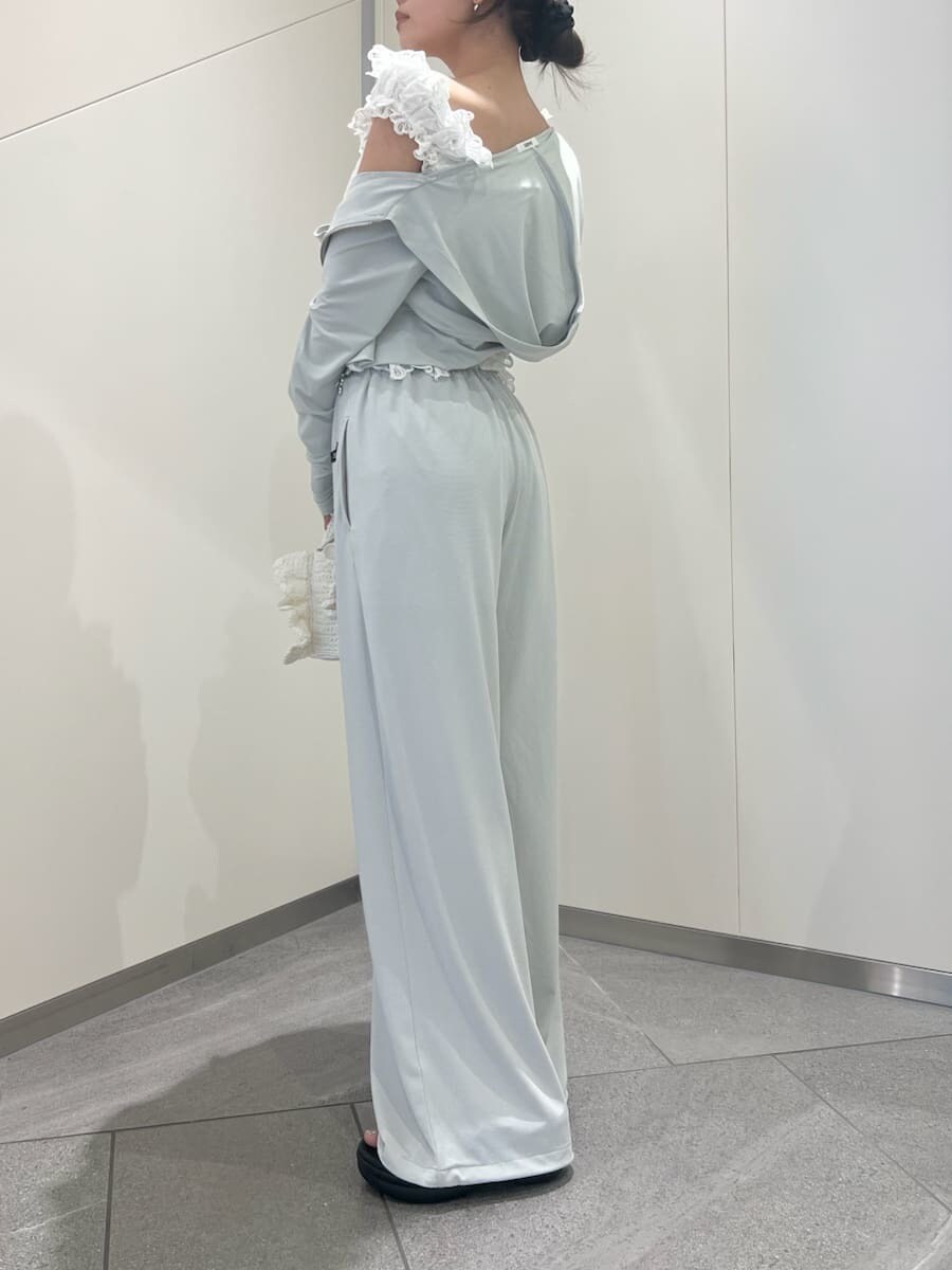 シルバー系のその他パンツ、ホワイト系のシャツ/ブラウス、シルバー系のパーカーを着用したレディースの春コーディネートの2枚目の写真