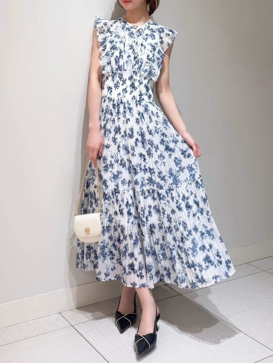 ブルー系のワンピース、ブルー系のテーラードジャケット、ブラック系のパンプスを着用したレディースの冬コーディネートの3枚目の写真