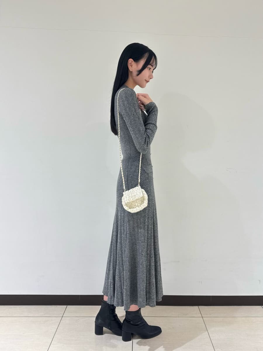 その他のワンピース、ホワイト系のショルダーバッグを着用したレディースの秋コーディネートの2枚目の写真