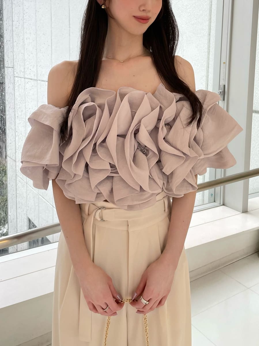 ホワイト系のその他パンツ、グレー系のシャツ/ブラウス、その他のパンプスを着用したレディースの春コーディネートの3枚目の写真