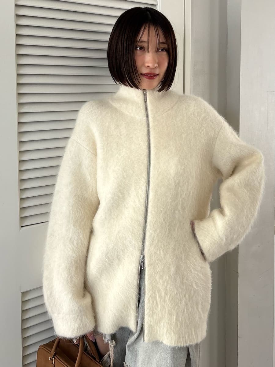 ブラック系のローファー、ホワイト系のブルゾン、イエロー系のボストンバッグを着用したレディースの冬コーディネートの5枚目の写真