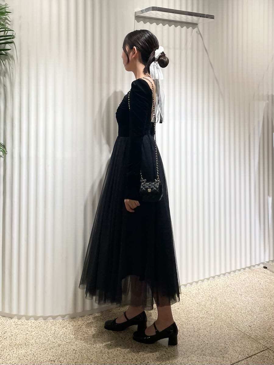 ブラック系のワンピース、ブラック系のパンプス、ブラック系のショルダーバッグを着用したレディースの夏コーディネートの2枚目の写真