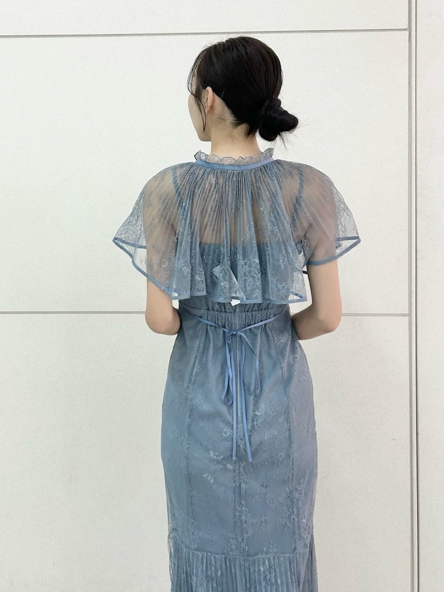 グレー系のドレスを着用したレディースの冬コーディネートの7枚目の写真