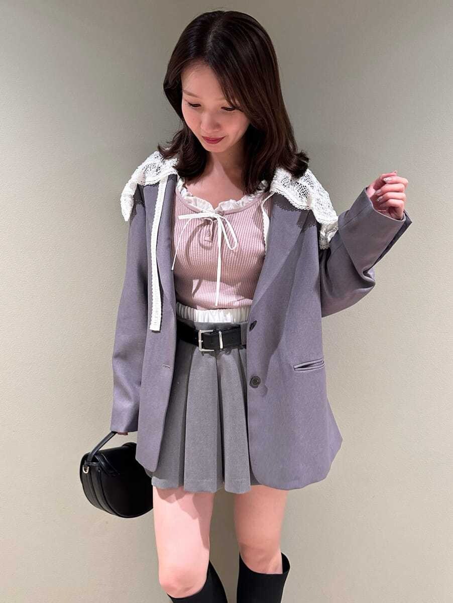 グレー系のテーラードジャケット、ピンク系のニット/セーター、グレー系のその他パンツを着用したレディースの秋コーディネートの2枚目の写真