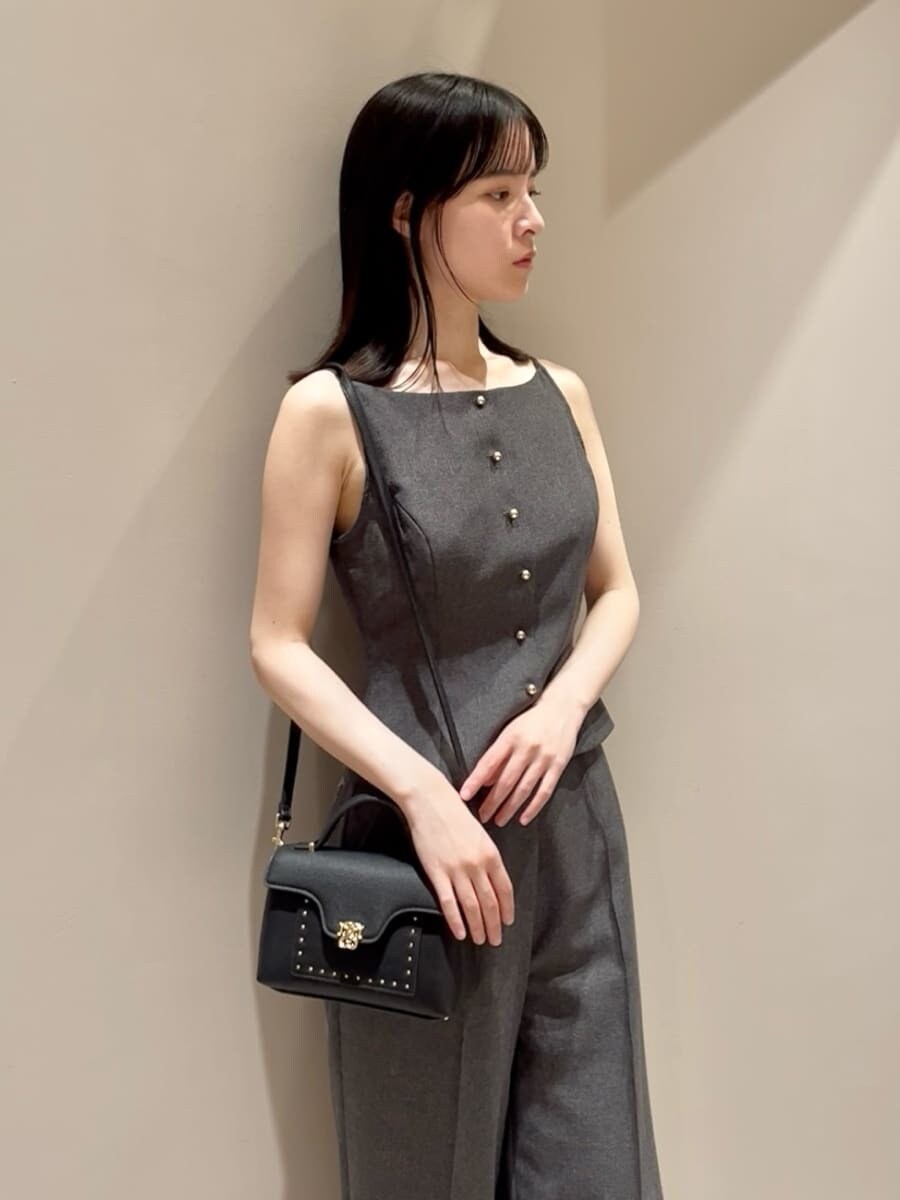 グレー系のキャミソール、グレー系のその他パンツ、ブラック系のショルダーバッグを着用したレディースの夏コーディネートの4枚目の写真