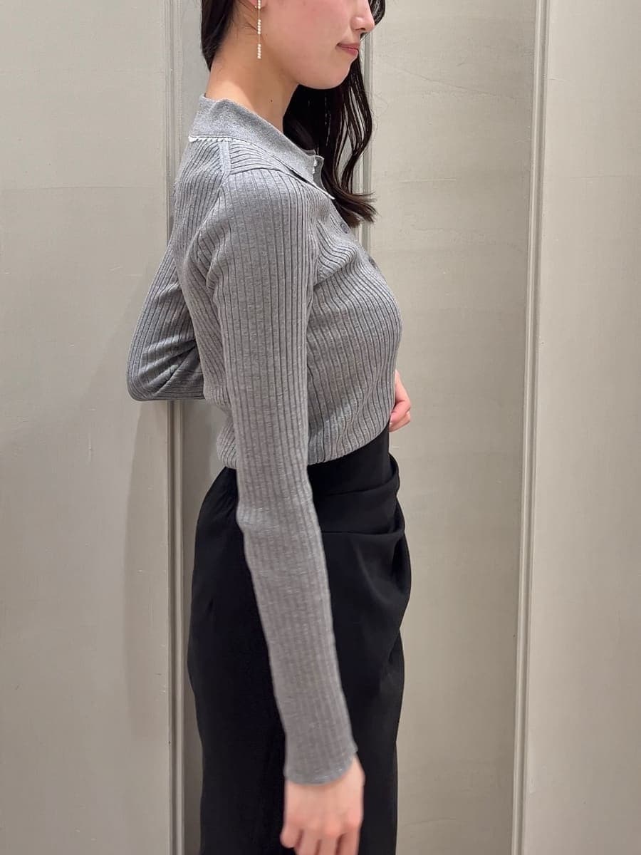 ホワイト系のトレンチコート、ブラック系のスカート、ブラック系のパンプスを着用したレディースの冬コーディネートの10枚目の写真