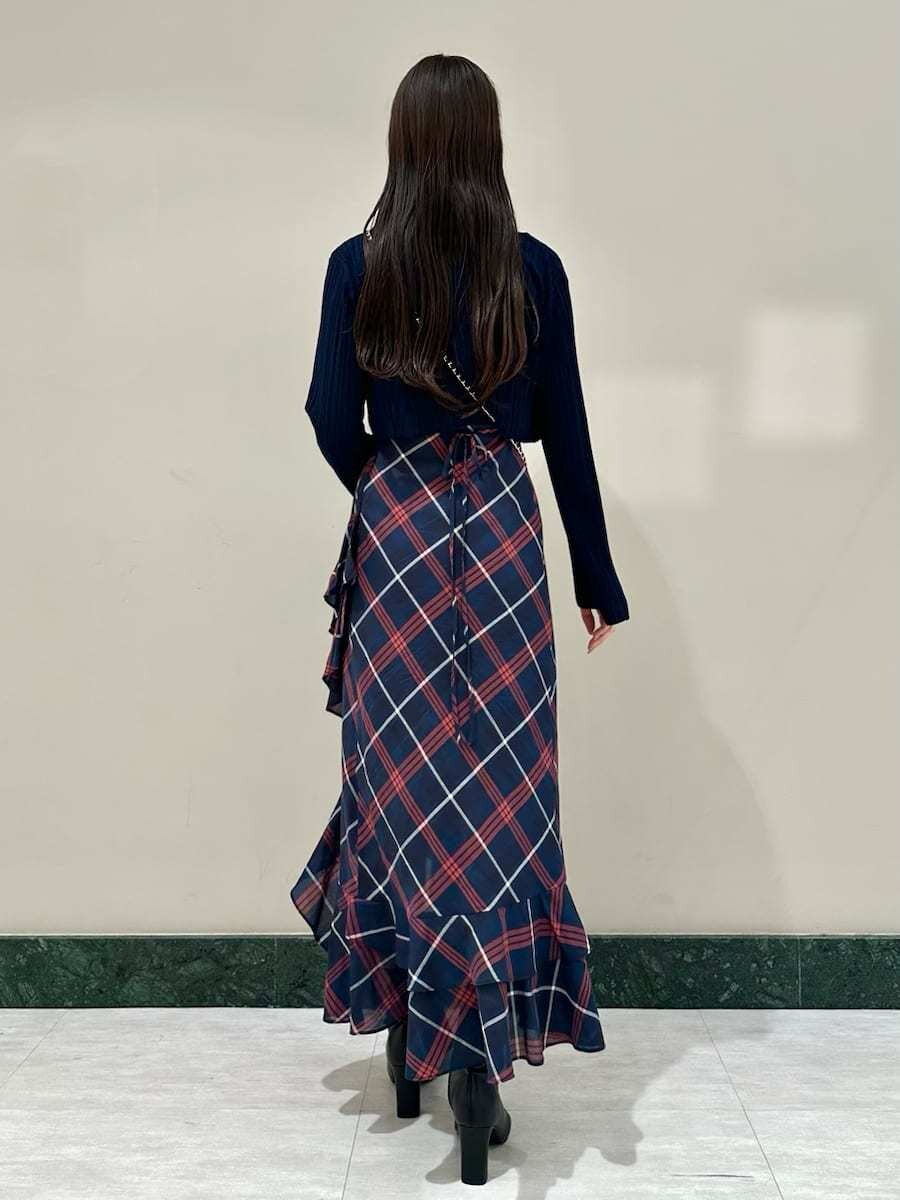 ブルー系のワンピース、ブルー系のカーディガン/ボレロ、ブラック系のブーツを着用したレディースの夏コーディネートの3枚目の写真