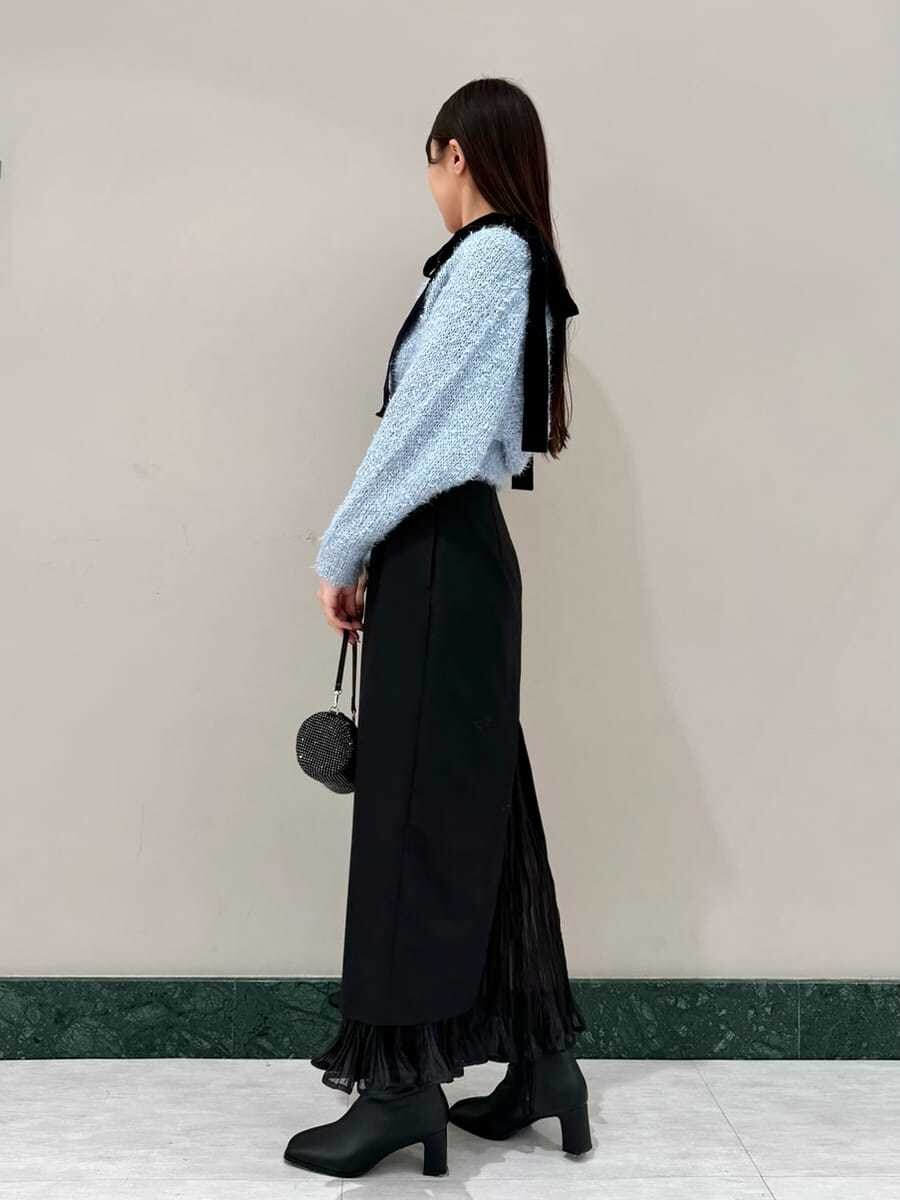 ブラック系のスカートを着用したレディースの冬コーディネートの2枚目の写真