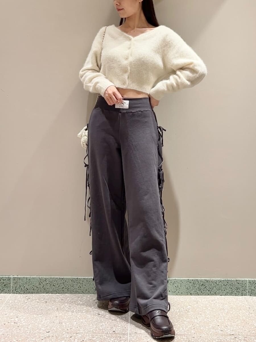 ベージュ系のカーディガン/ボレロ、ブラック系のその他パンツ、ホワイト系のショルダーバッグを着用したレディースの秋コーディネートの3枚目の写真