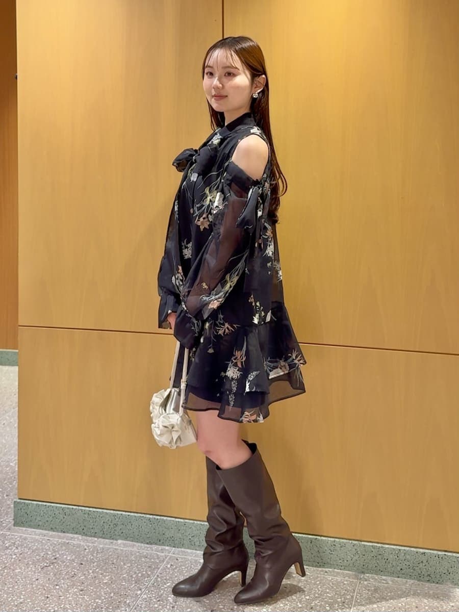 ブルー系のワンピース、ホワイト系のハンドバッグを着用したレディースの冬コーディネートの3枚目の写真