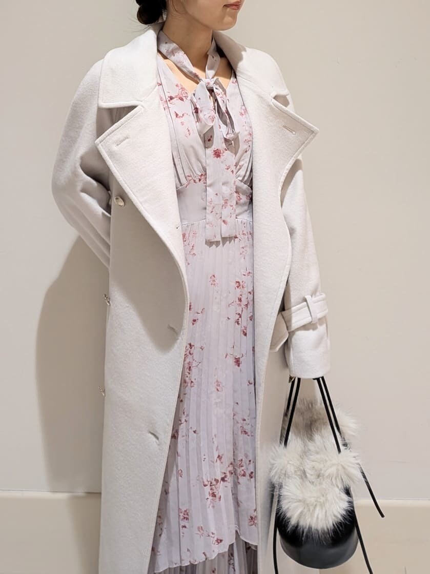 ブラック系のブーツ、ホワイト系のチェスターコート、グレー系のワンピースを着用したレディースの秋コーディネートの5枚目の写真