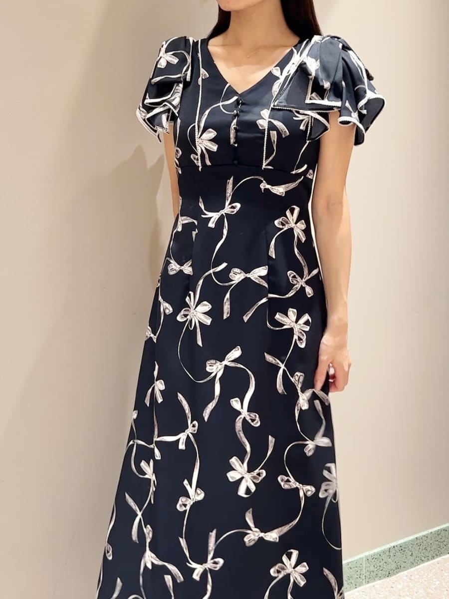 ホワイト系のカーディガン/ボレロ、ブルー系のワンピースを着用したレディースの秋コーディネートの5枚目の写真