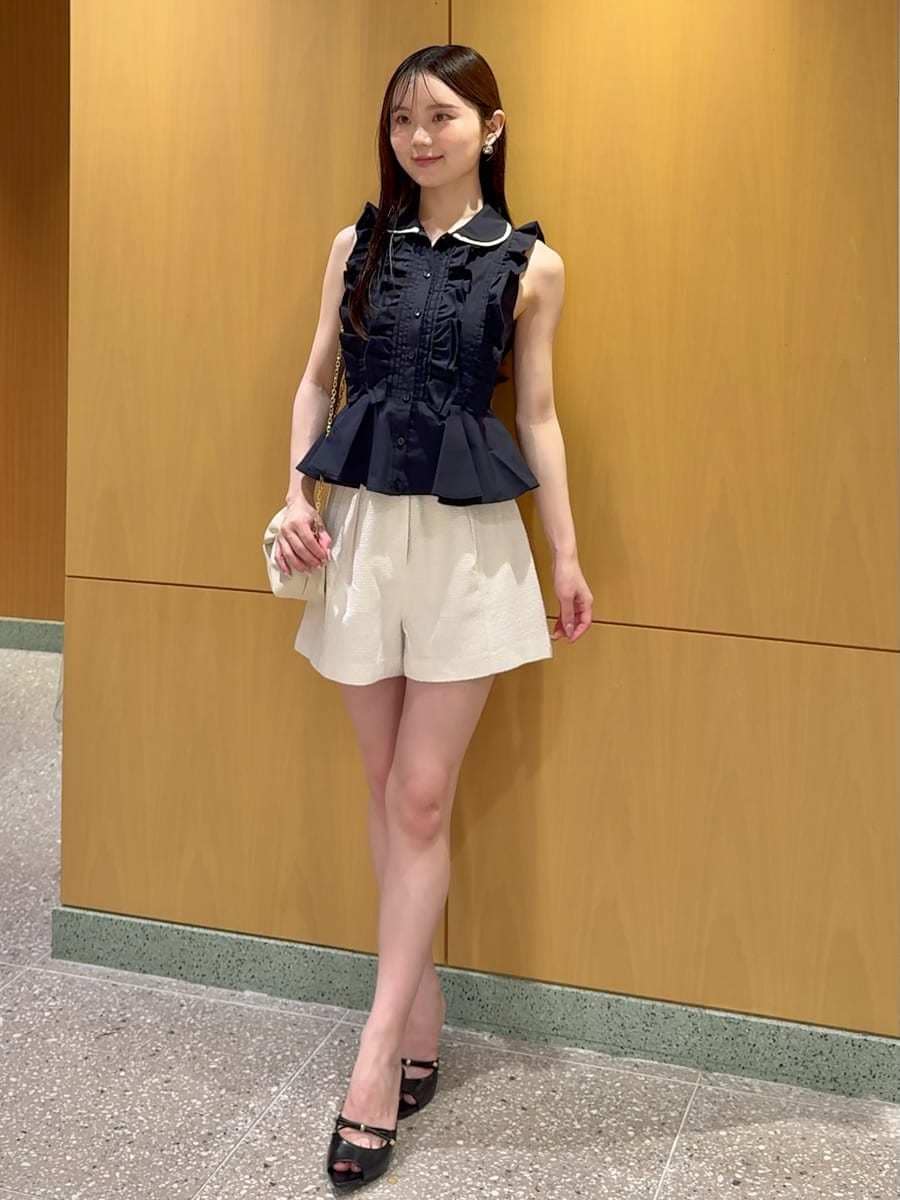 ホワイト系のその他パンツ、ブラック系のサンダル、ブルー系のシャツ/ブラウスを着用したレディースの夏コーディネートの2枚目の写真