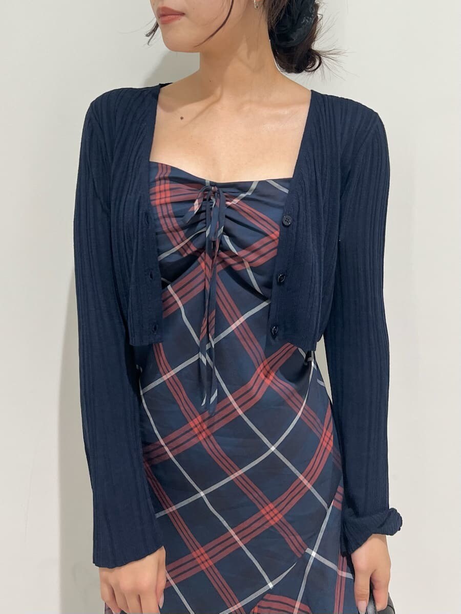 ブルー系のワンピース、ブルー系のカーディガン/ボレロ、ブラック系のブーツを着用したレディースの夏コーディネートの4枚目の写真