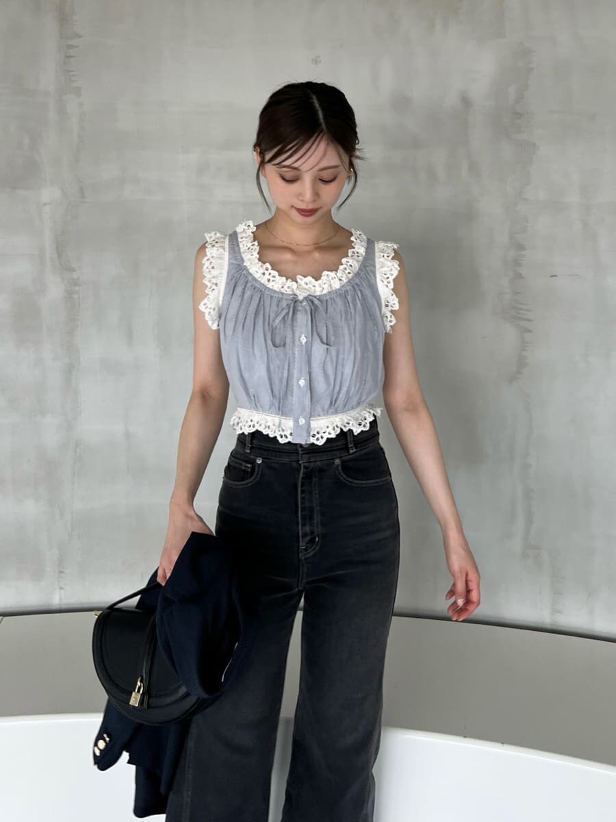 その他のシャツ/ブラウス、ブルー系のテーラードジャケット、ブラック系のデニムパンツを着用したレディースの夏コーディネートの4枚目の写真