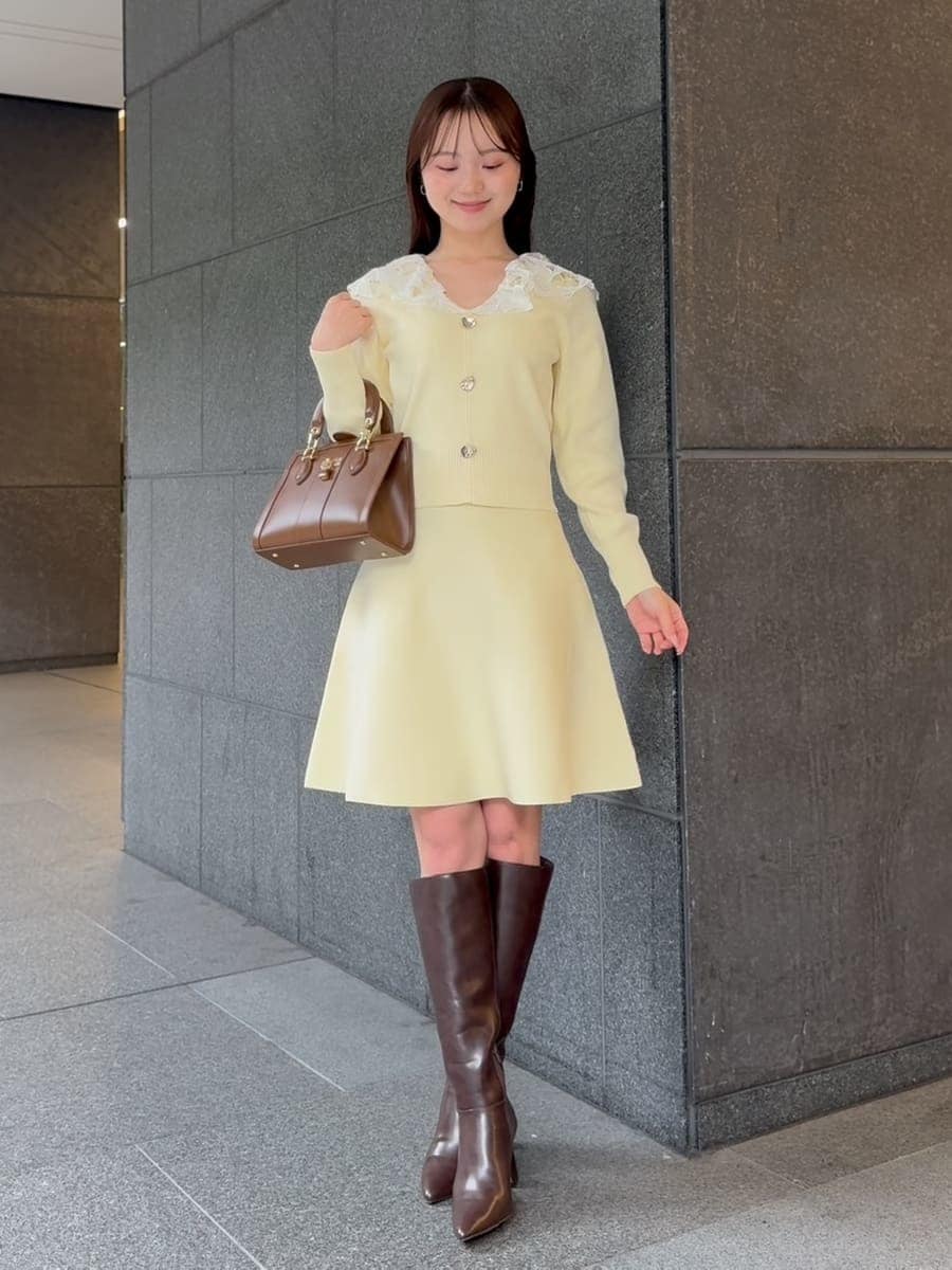 ブラウン系のブーツ、ブラウン系のハンドバッグを着用したレディースの冬コーディネートの2枚目の写真