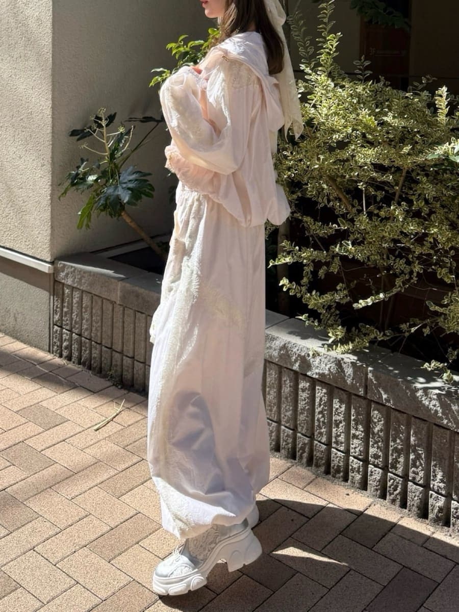 ホワイト系のブルゾン、ホワイト系のその他パンツ、ピンク系のTシャツ/カットソーを着用したレディースの春コーディネートの2枚目の写真