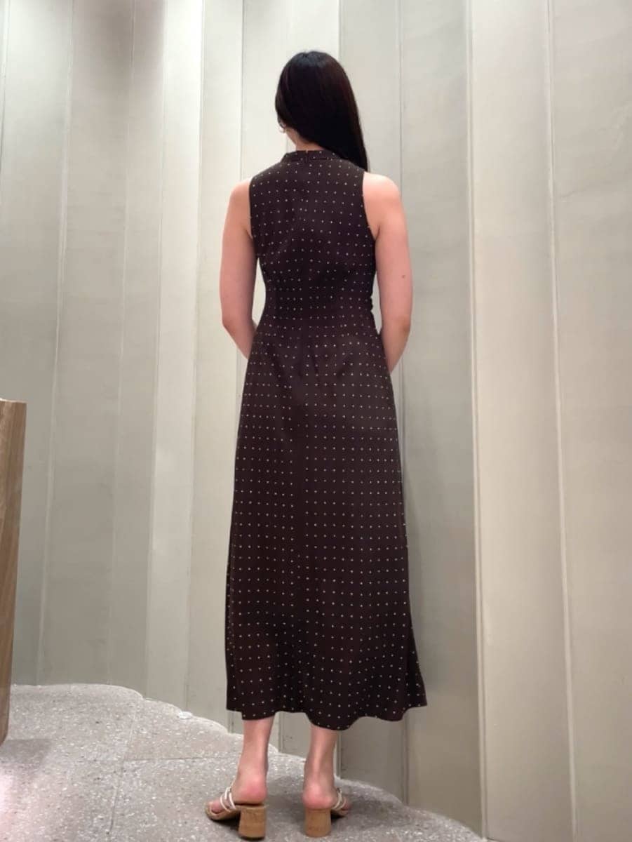 ブラウン系のワンピース、ブラック系のボストンバッグ、その他のイヤリングを着用したレディースの夏コーディネートの5枚目の写真