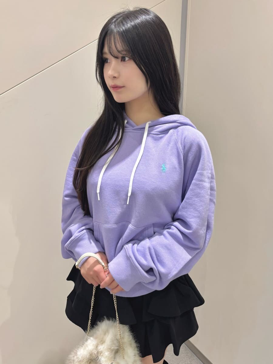 ブラック系のその他パンツ、ブラック系のブーツ、その他のショルダーバッグを着用したレディースの秋コーディネートの4枚目の写真