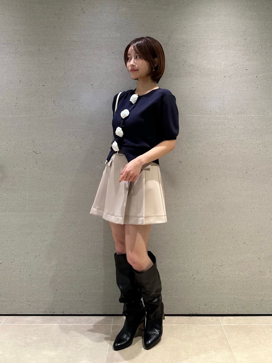 ブラック系のブーツ、ブラウン系のブルゾン、ベージュ系のスカートを着用したレディースの冬コーディネートの8枚目の写真