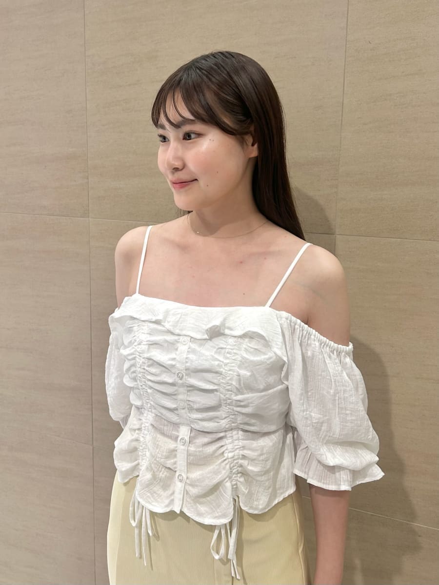 ホワイト系のシャツ/ブラウス、イエロー系のスカート、イエロー系のショルダーバッグを着用したレディースの夏コーディネートの4枚目の写真