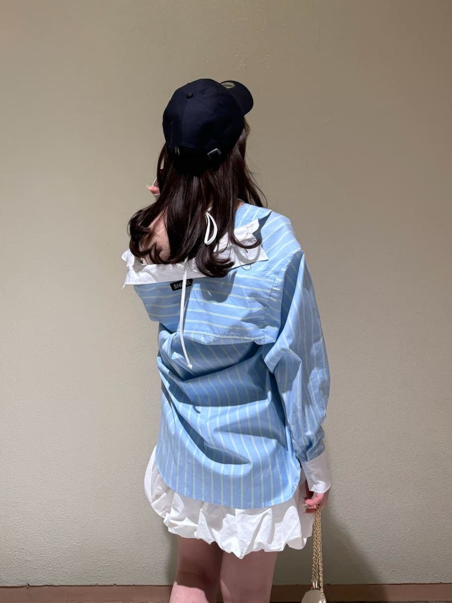 ブルー系のワンピース、ブルー系のシャツ/ブラウス、ホワイト系のショルダーバッグを着用したレディースの春コーディネートの4枚目の写真