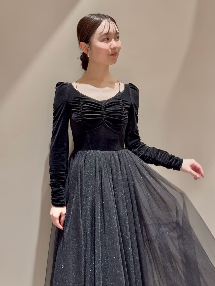 ブラック系のワンピース、ピンク系のパンプス、ベージュ系のショルダーバッグを着用したレディースの夏コーディネートの4枚目の写真