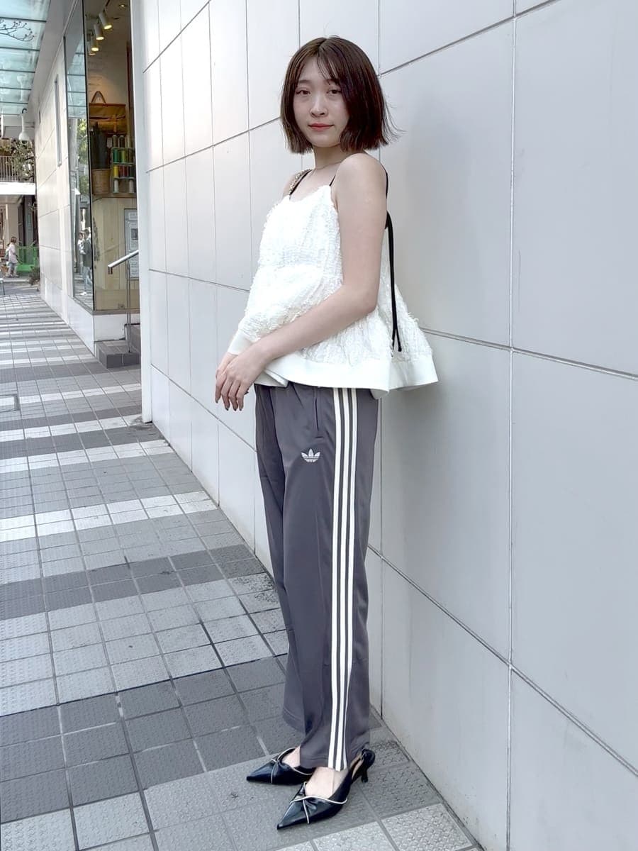 ホワイト系のその他トップス、グレー系のその他パンツ、ブラック系のパンプスを着用したレディースの冬コーディネートの3枚目の写真