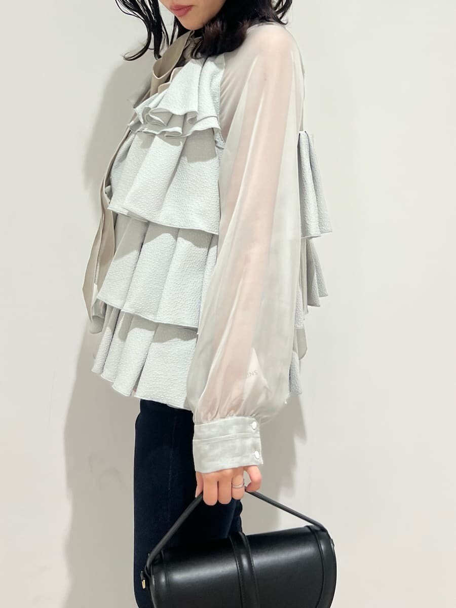 ブラック系のハンドバッグ、ブルー系のその他パンツ、グリーン系のドレスを着用したレディースの冬コーディネートの5枚目の写真