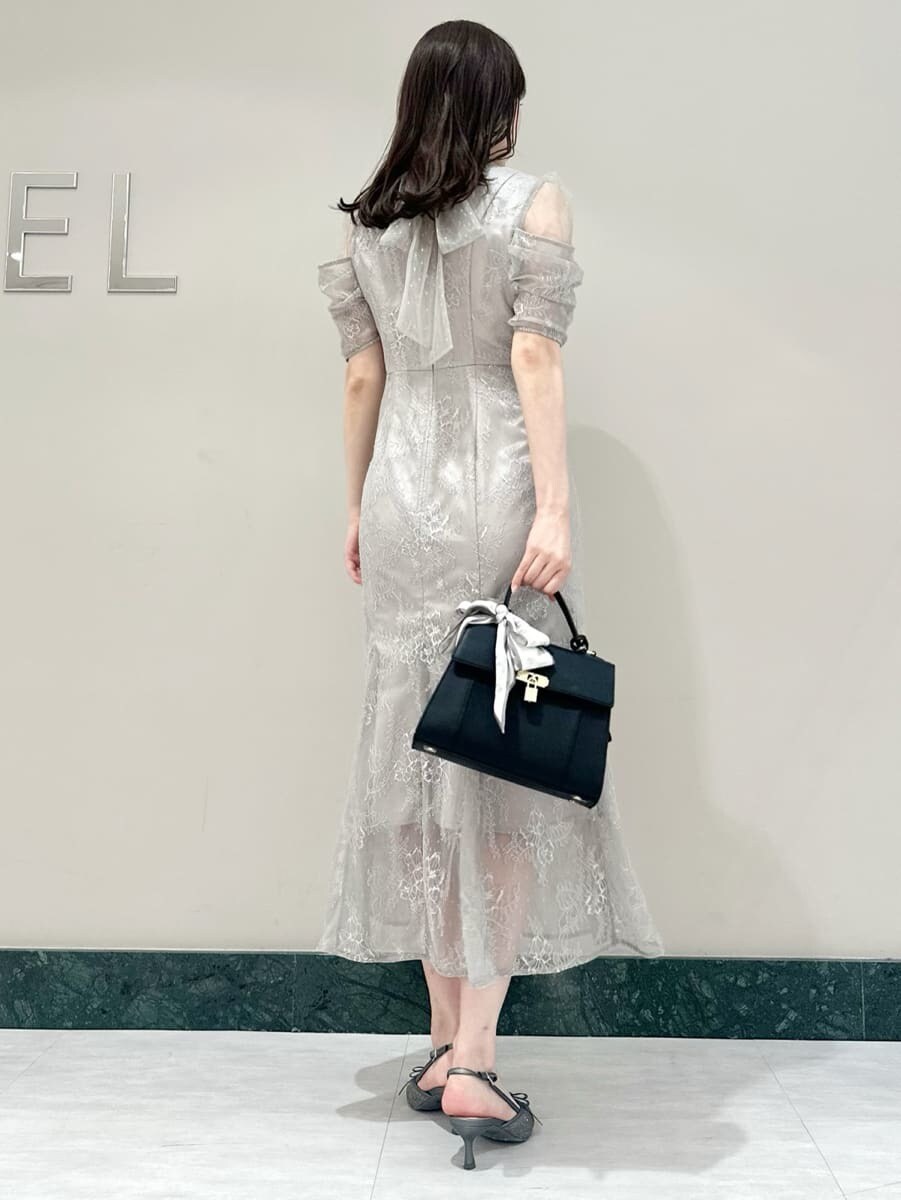 ブラック系のハンドバッグ、ホワイト系のバンダナ/スカーフを着用したレディースの夏コーディネートの5枚目の写真