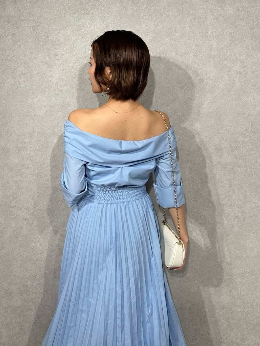 ブルー系のワンピース、その他のパンプス、ホワイト系のショルダーバッグを着用したレディースの冬コーディネートの7枚目の写真