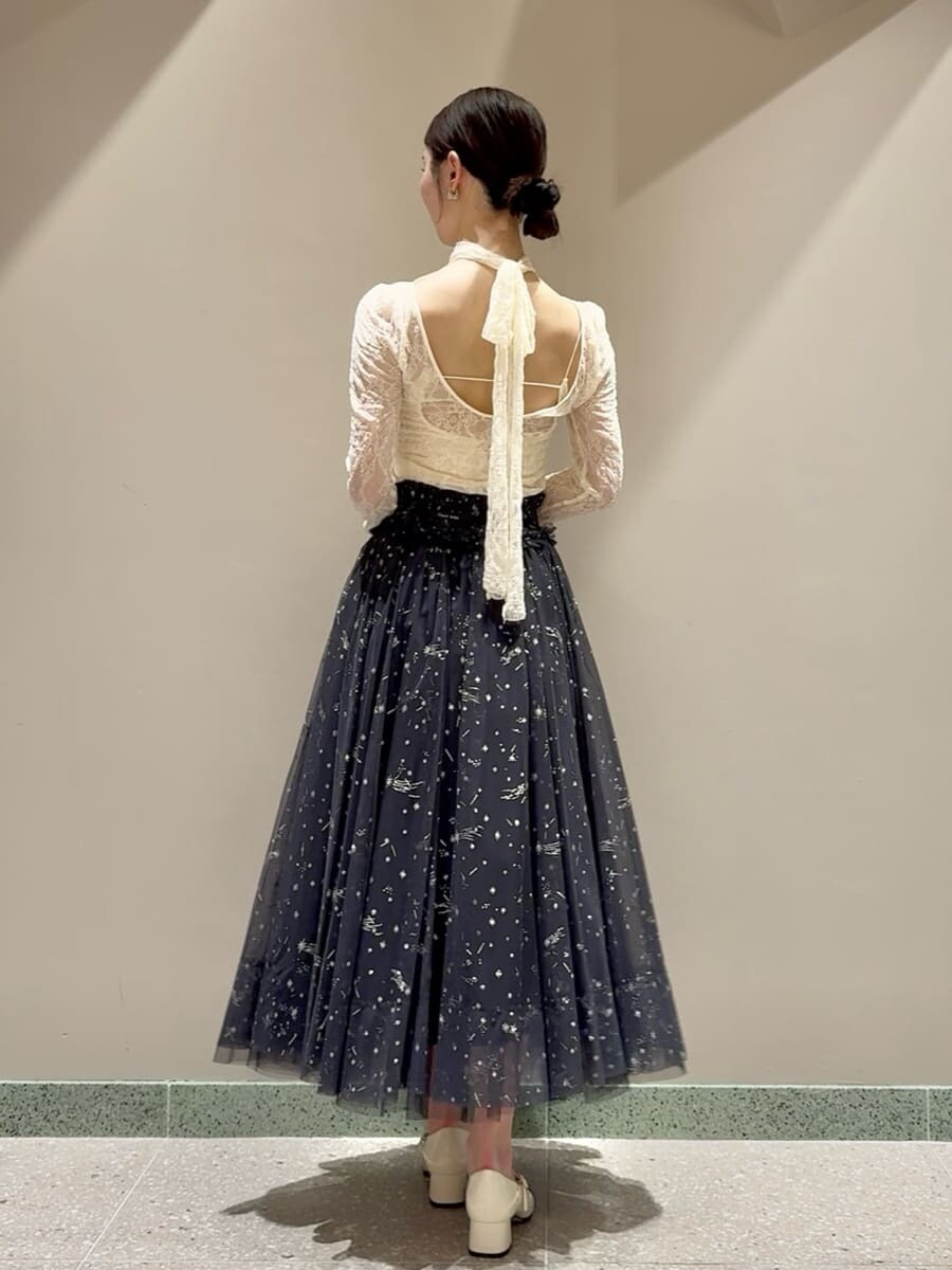 ホワイト系のTシャツ/カットソー、ブルー系のスカート、その他のパンプスを着用したレディースの夏コーディネートの3枚目の写真