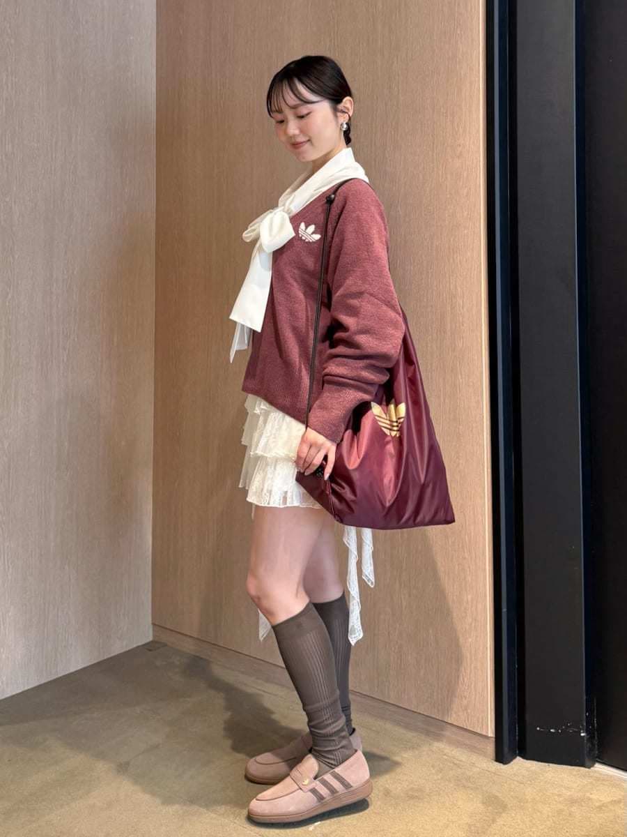 ホワイト系のその他パンツ、ホワイト系のシャツ/ブラウスを着用したレディースの秋コーディネートの2枚目の写真