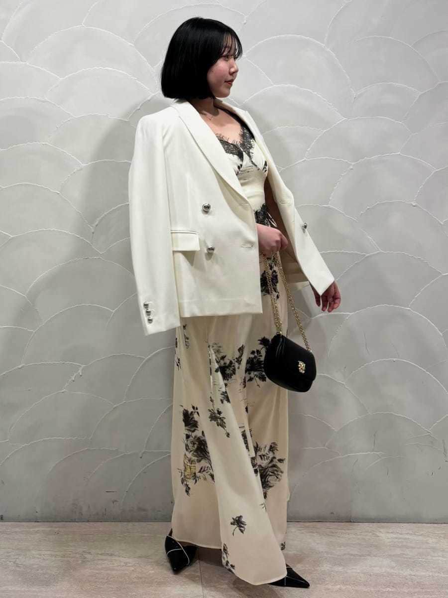 ホワイト系のテーラードジャケット、イエロー系のワンピース、ブラック系のパンプスを着用したレディースの春コーディネートの7枚目の写真