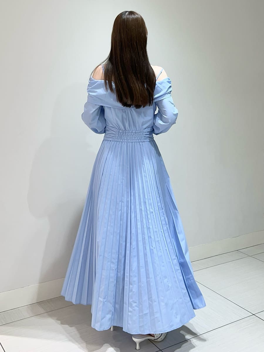 ブルー系のワンピース、その他のパンプス、ホワイト系のショルダーバッグを着用したレディースの春コーディネートの5枚目の写真