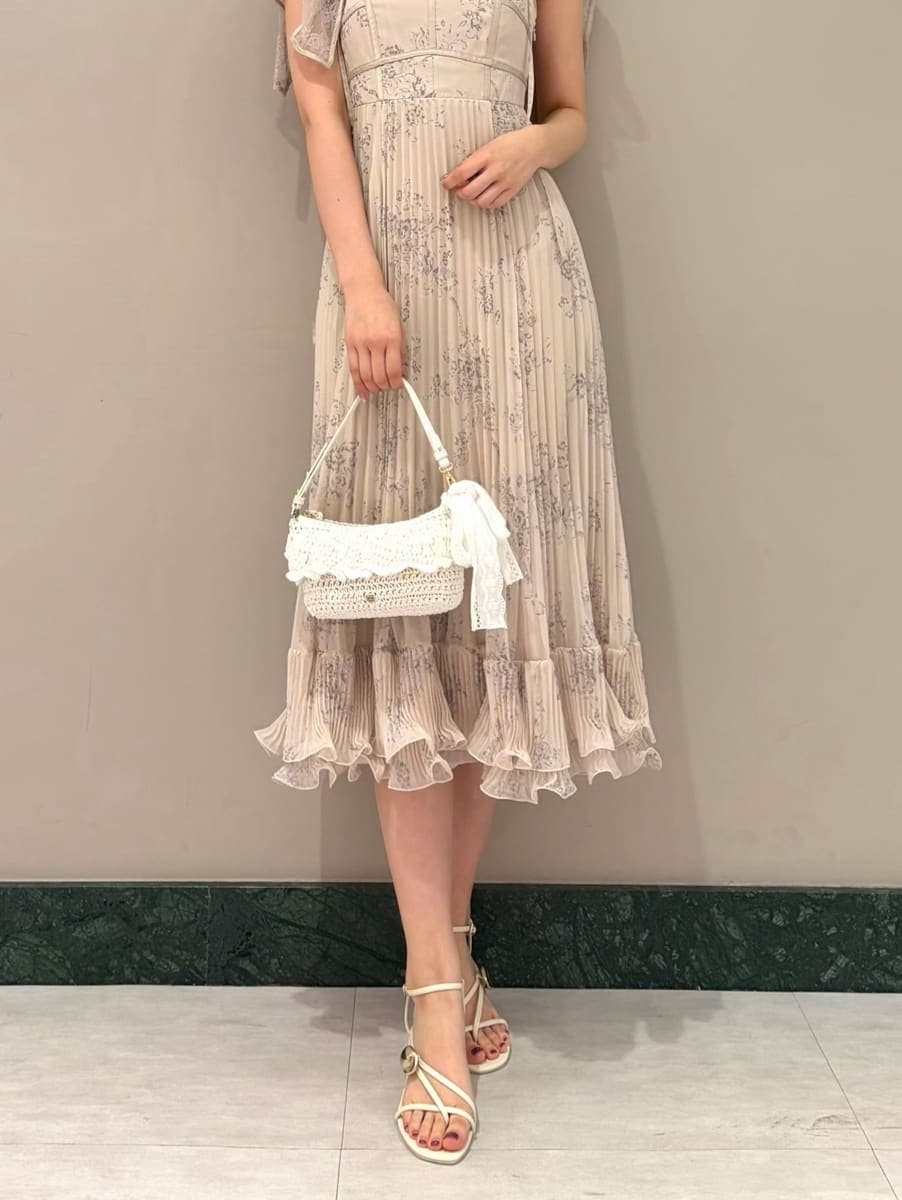 ホワイト系のキャミソールを着用したレディースの春コーディネートの4枚目の写真