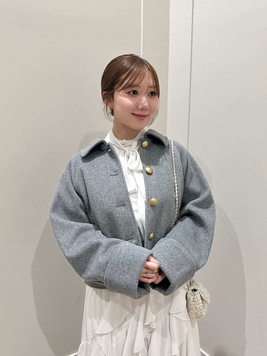 グレー系のブルゾン、ホワイト系のシャツ/ブラウス、ホワイト系のスカートを着用したレディースの秋コーディネートの7枚目の写真