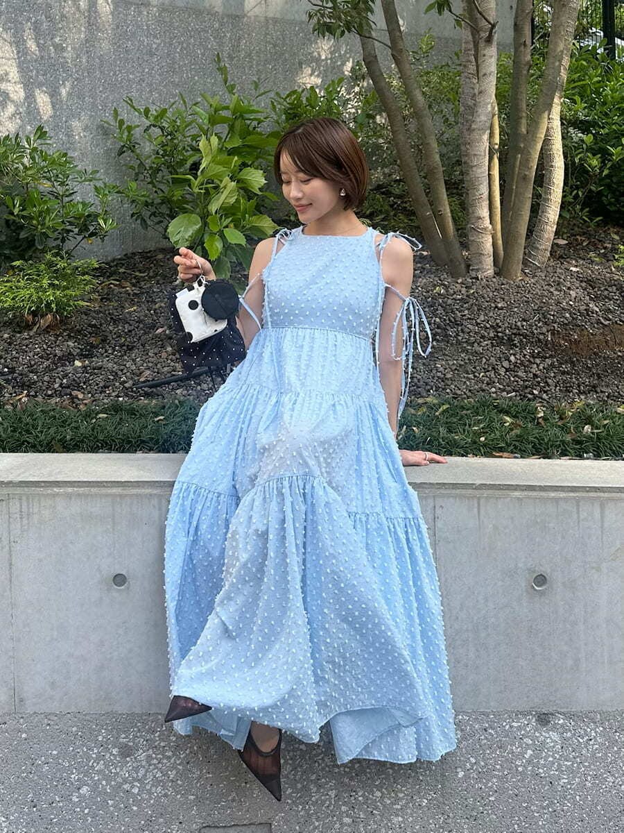 ブルー系のワンピース、その他のポーチを着用したレディースの春コーディネートの2枚目の写真