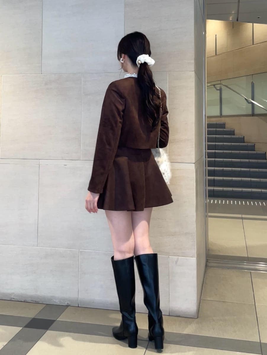 ブラウン系のノーカラージャケット、ブラウン系のその他パンツ、その他のTシャツ/カットソーを着用したレディースの秋コーディネートの6枚目の写真