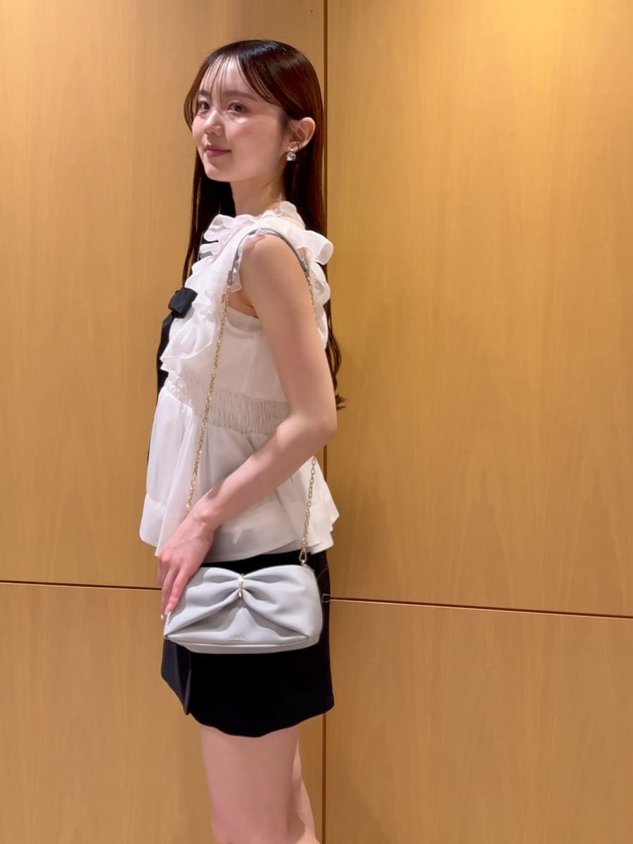 ブラック系のパンプス、ブラック系のその他パンツ、ホワイト系のシャツ/ブラウスを着用したレディースの春コーディネートの5枚目の写真