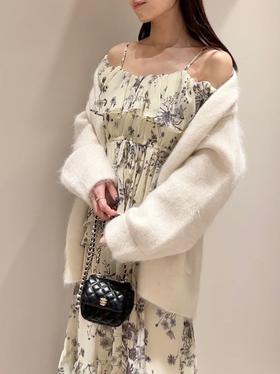 ホワイト系のブルゾン、イエロー系のワンピース、ブラック系のブーツを着用したレディースの秋コーディネートの5枚目の写真