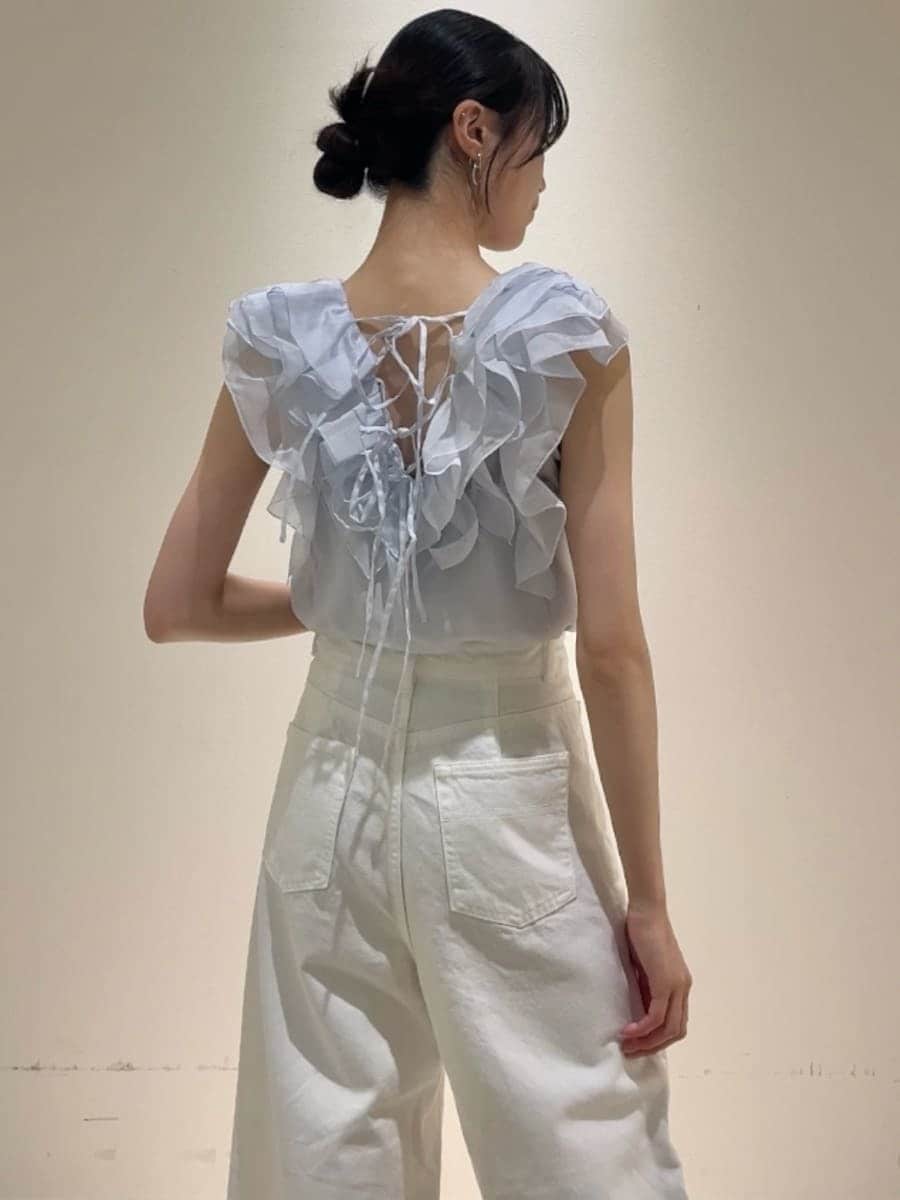 ホワイト系のデニムパンツ、ブラック系のボストンバッグ、ブルー系のシャツ/ブラウスを着用したレディースの夏コーディネートの7枚目の写真