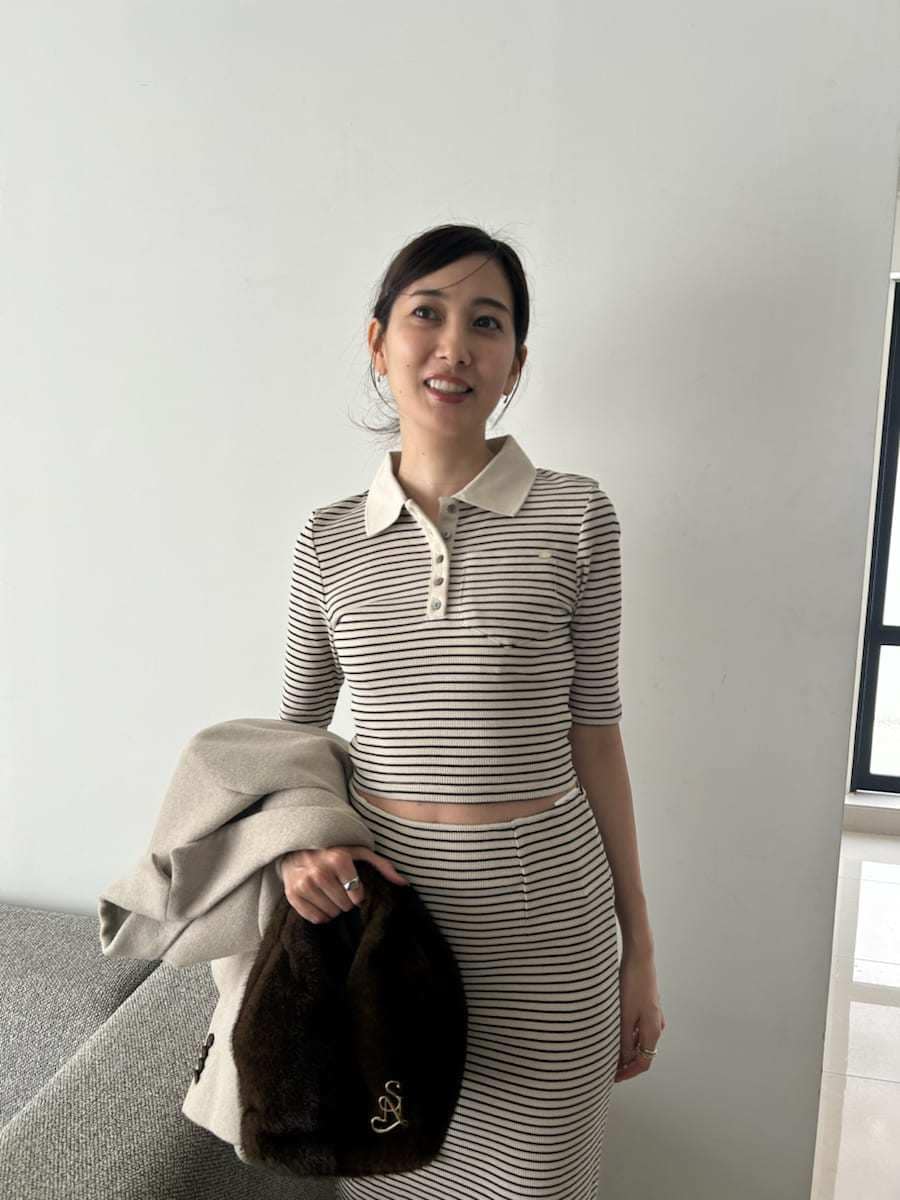 ホワイト系のワンピース、ブラウン系のブーツを着用したレディースの秋コーディネートの5枚目の写真