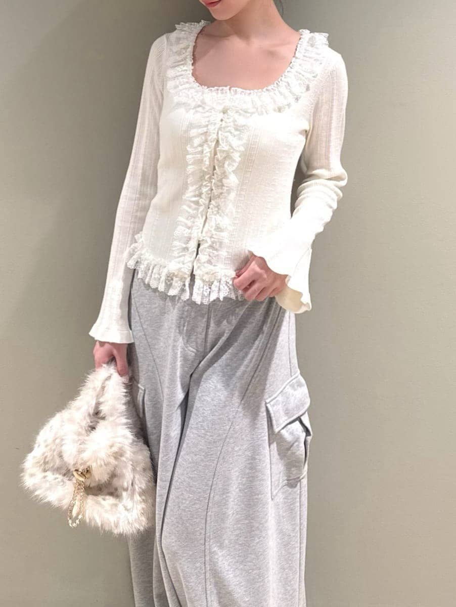 グレー系のその他パンツ、ホワイト系のニット/セーター、ブラック系のサンダルを着用したレディースの夏コーディネートの3枚目の写真