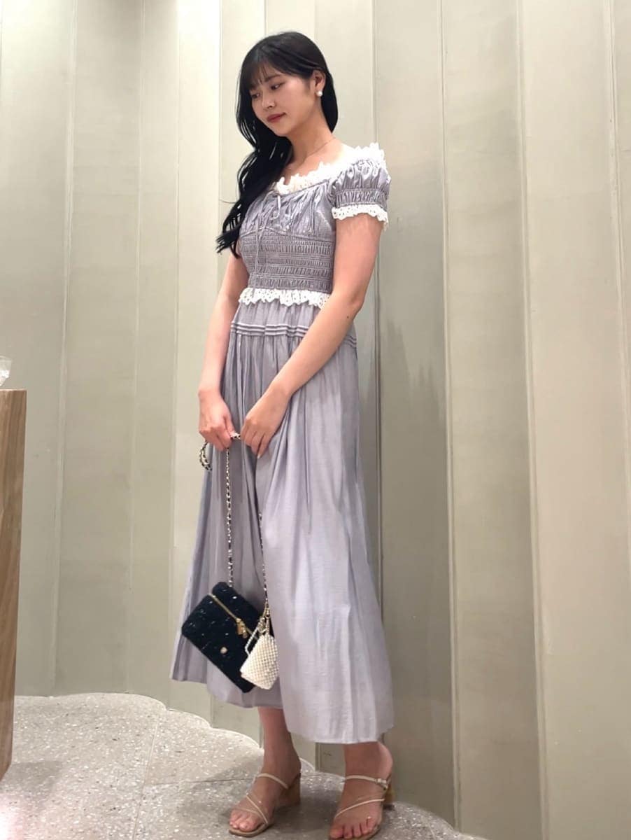 その他のワンピース、その他のサンダル、ブルー系のスマホグッズを着用したレディースの夏コーディネートの2枚目の写真