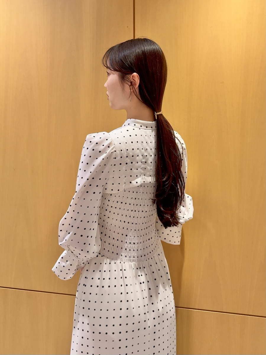 ブラック系のパンプス、ブラック系のショルダーバッグ、ホワイト系のワンピースを着用したレディースの春コーディネートの6枚目の写真