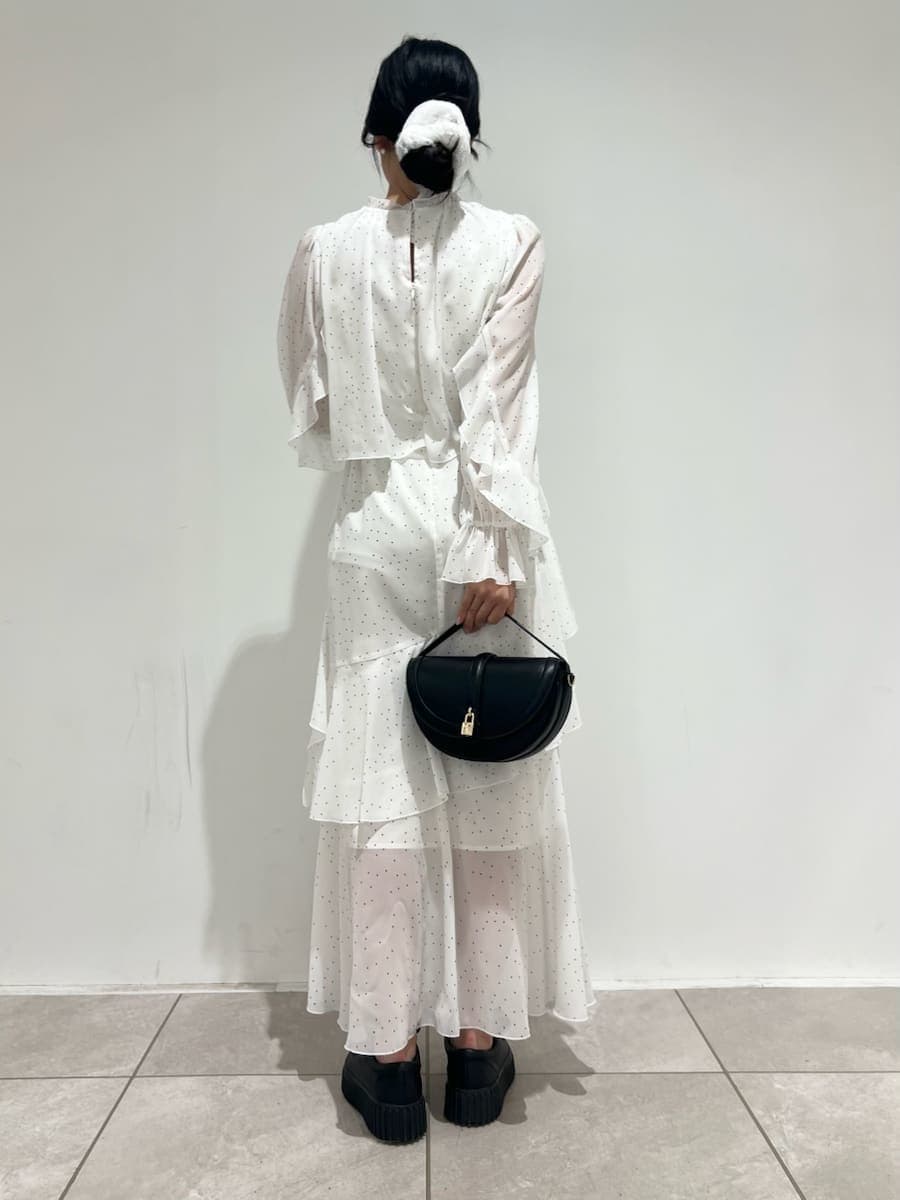 ブラック系のハンドバッグ、ブラック系のその他シューズ、その他のワンピースを着用したレディースの冬コーディネートの8枚目の写真